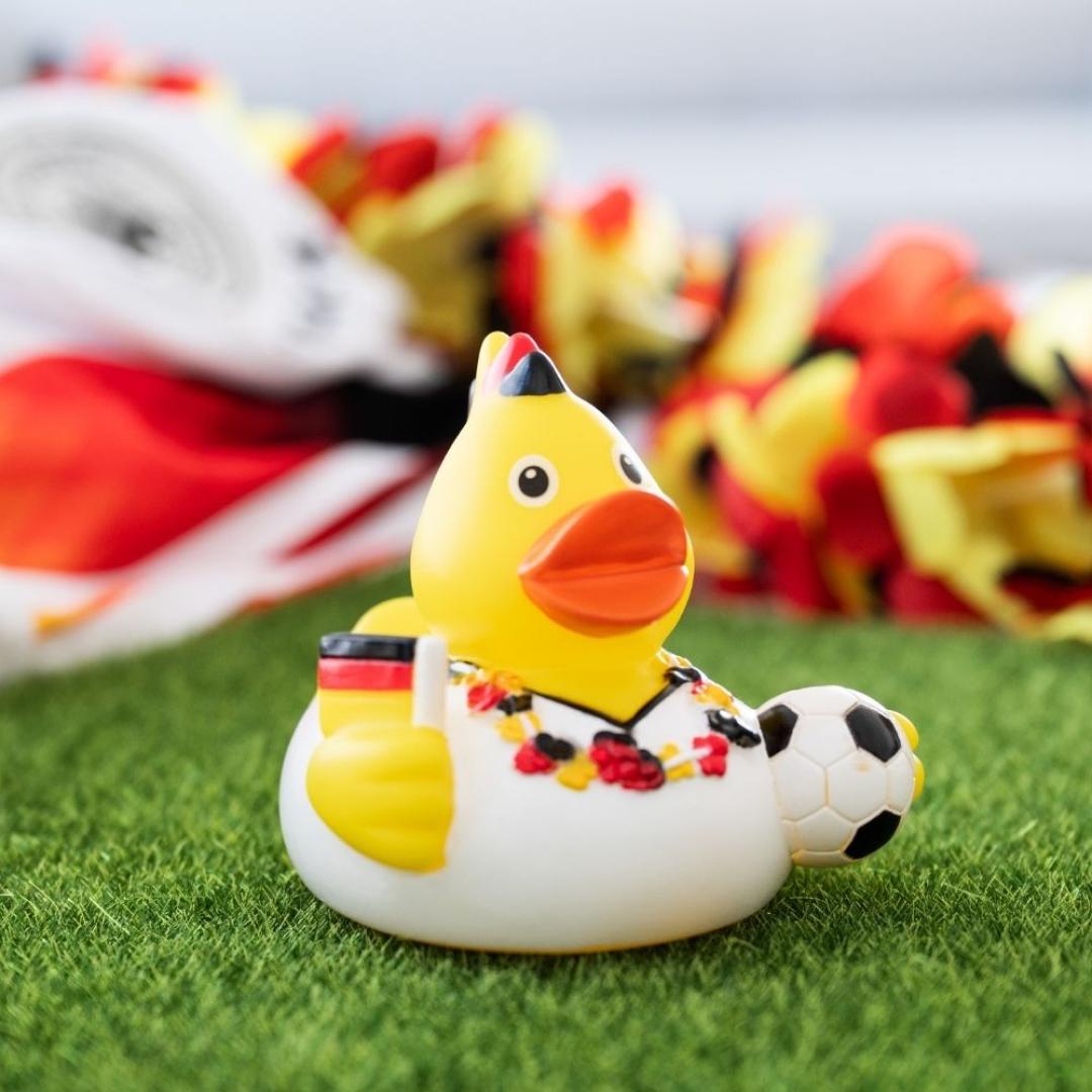 M131127 Schwarz/rot/gelb - Quietsche-Ente Fußballfan - mbw